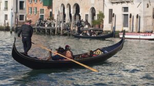 Venezia, recuperati 15 quintali di rifiuti nei canali: è record