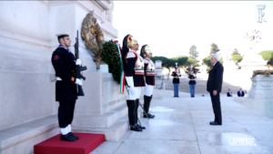 Unità nazionale, Mattarella depone corona di alloro all’Altare della Patria