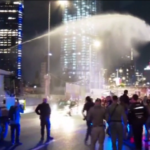 Israele, in piazza a Tel Aviv contro Netanyahu: scontri con la polizia