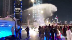 Israele, in piazza a Tel Aviv contro Netanyahu: scontri con la polizia