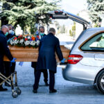Coronavirus, a Bergamo l'arrivo dei carri funebri al cimitero è non stop