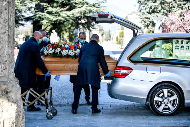 Coronavirus, a Bergamo l'arrivo dei carri funebri al cimitero è non stop