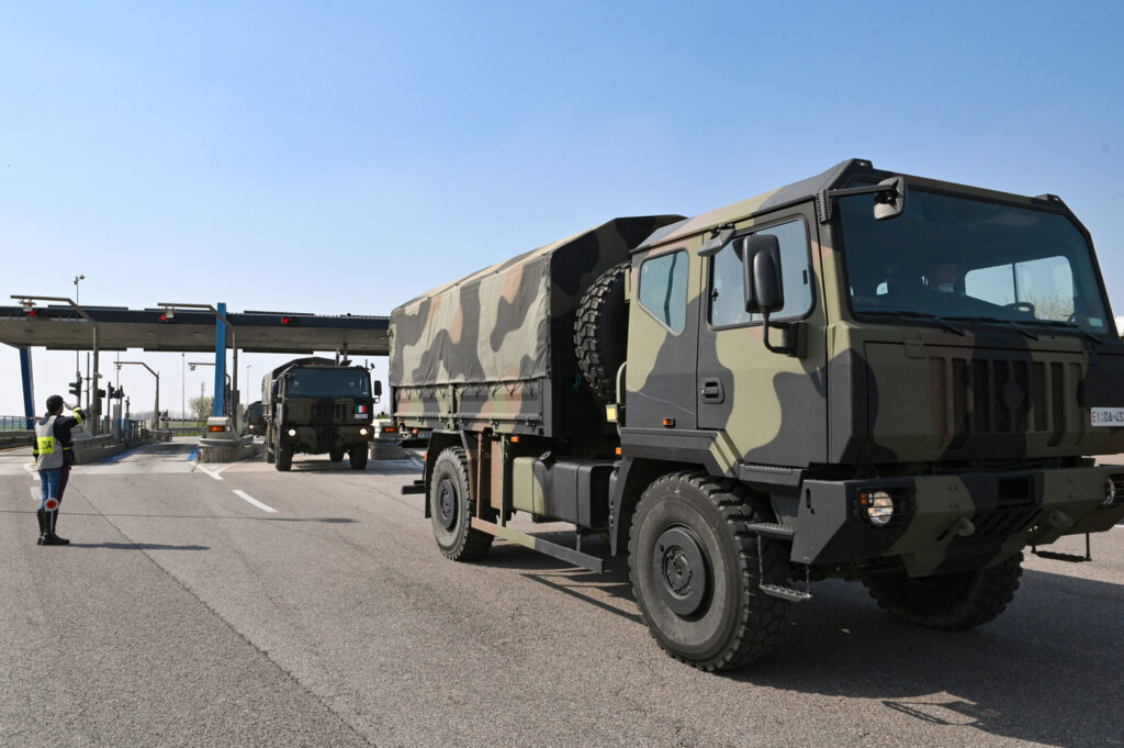 Galleria foto 'Covid, il 18 marzo 2020 simbolo della pandemia: colonna dell’esercito trasporta bare a Bergamo' - foto 14