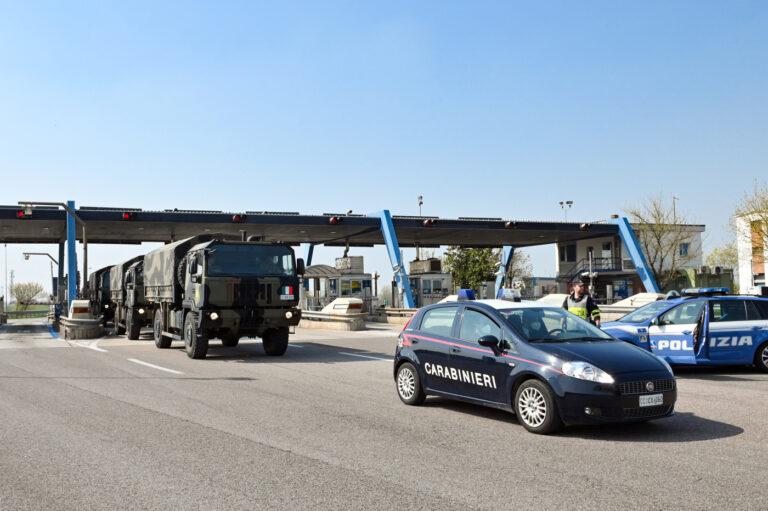 Coronavirus, a Bergamo l'arrivo dei carri funebri al cimitero è non stop