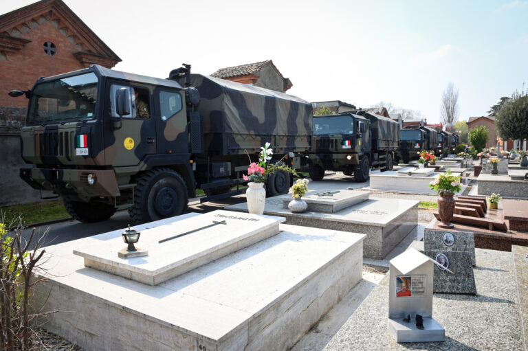 Coronavirus, a Bergamo l'arrivo dei carri funebri al cimitero è non stop