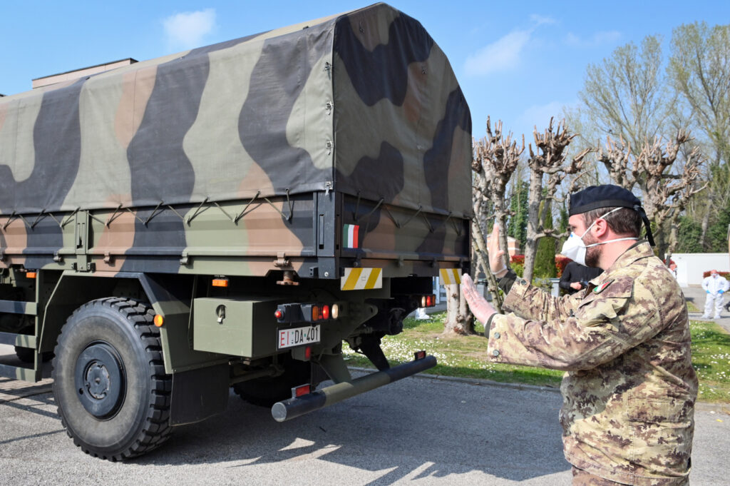 Galleria foto 'Covid, il 18 marzo 2020 simbolo della pandemia: colonna dell’esercito trasporta bare a Bergamo' - foto 15