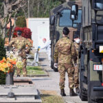 Coronavirus, a Bergamo l'arrivo dei carri funebri al cimitero è non stop