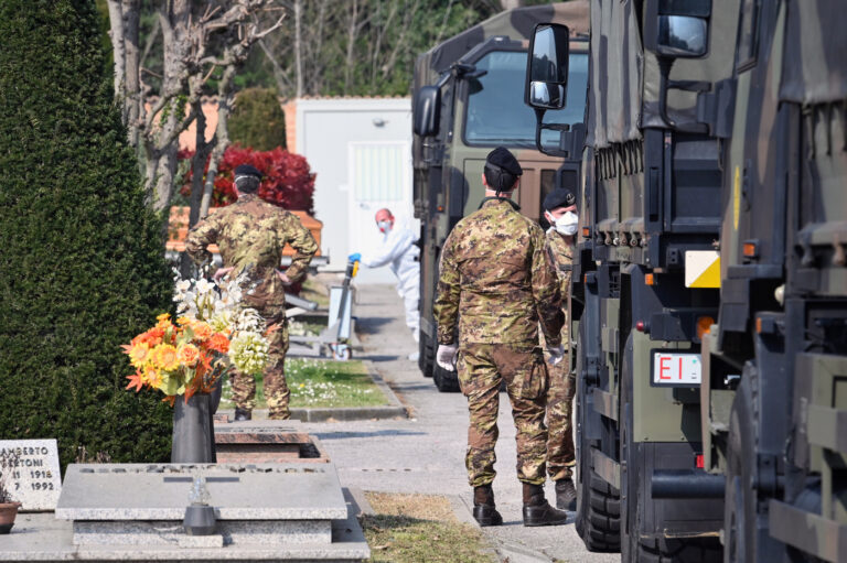 Coronavirus, a Bergamo l'arrivo dei carri funebri al cimitero è non stop