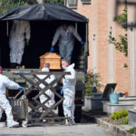 Coronavirus, a Bergamo l'arrivo dei carri funebri al cimitero è non stop
