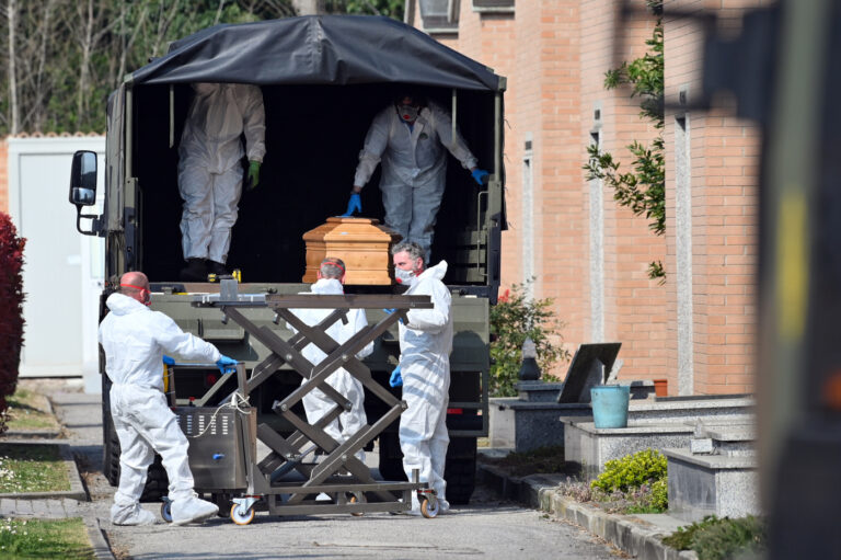 Coronavirus, a Bergamo l'arrivo dei carri funebri al cimitero è non stop