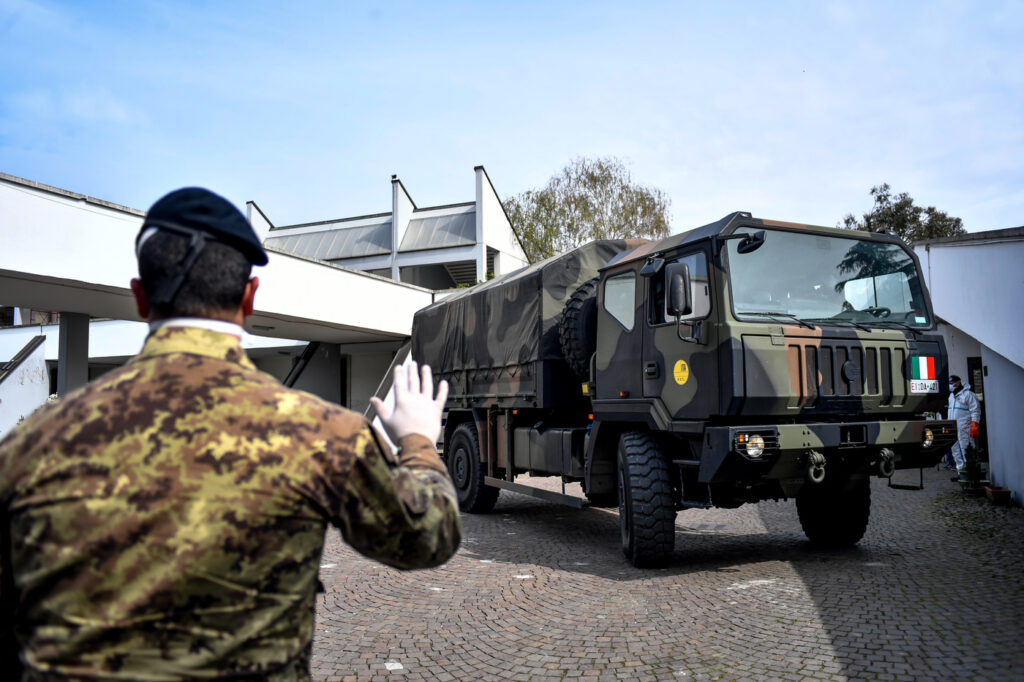 Galleria foto 'Covid, il 18 marzo 2020 simbolo della pandemia: colonna dell’esercito trasporta bare a Bergamo' - foto 9