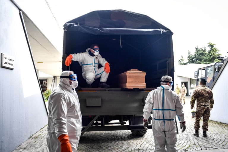 Coronavirus, a Bergamo l'arrivo dei carri funebri al cimitero è non stop