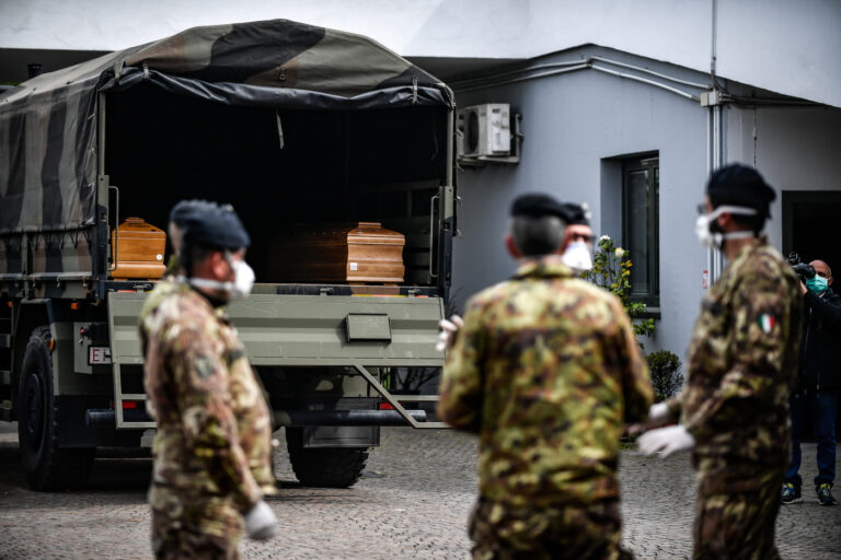 Coronavirus, a Bergamo l'arrivo dei carri funebri al cimitero è non stop