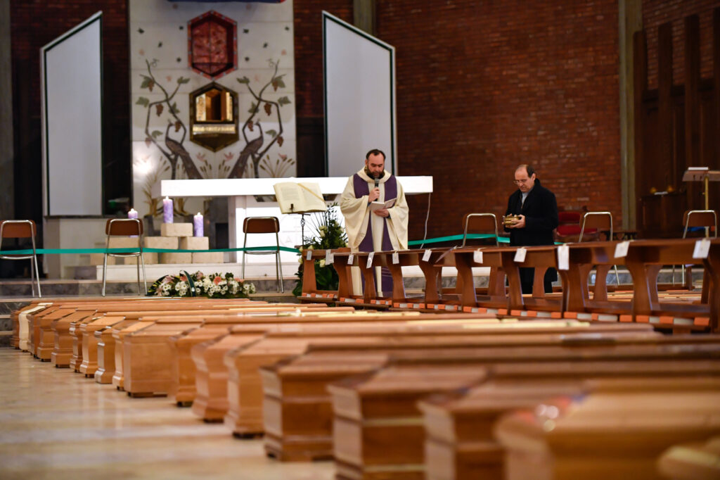 Galleria foto 'Covid, il 18 marzo 2020 simbolo della pandemia: colonna dell’esercito trasporta bare a Bergamo' - foto 7