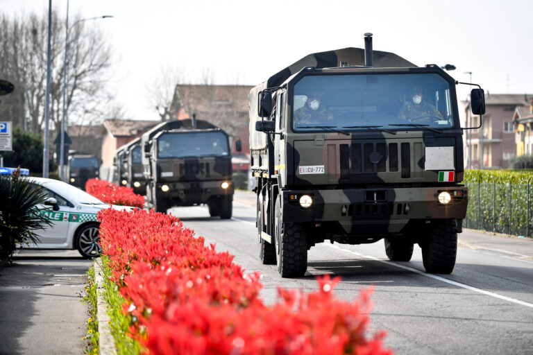 Coronavirus, a Bergamo l'arrivo dei carri funebri al cimitero è non stop