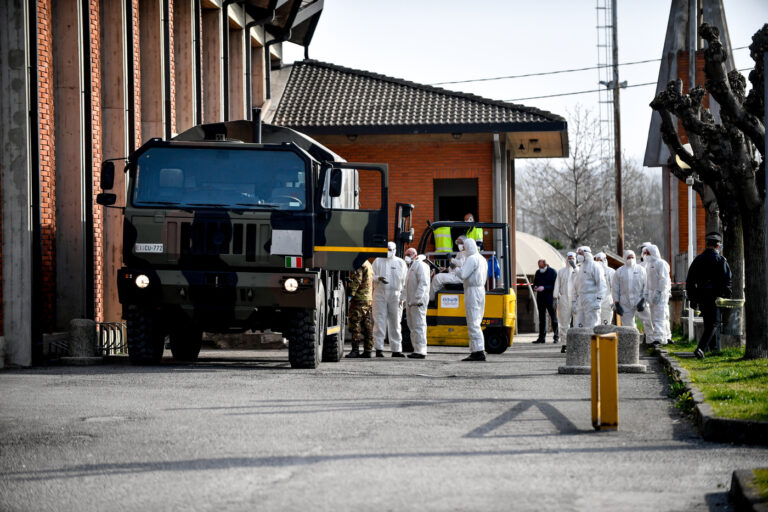 Coronavirus, a Bergamo l'arrivo dei carri funebri al cimitero è non stop