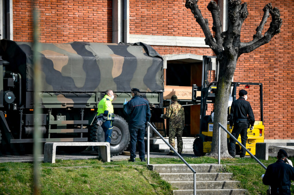 Galleria foto 'Covid, il 18 marzo 2020 simbolo della pandemia: colonna dell’esercito trasporta bare a Bergamo' - foto 18