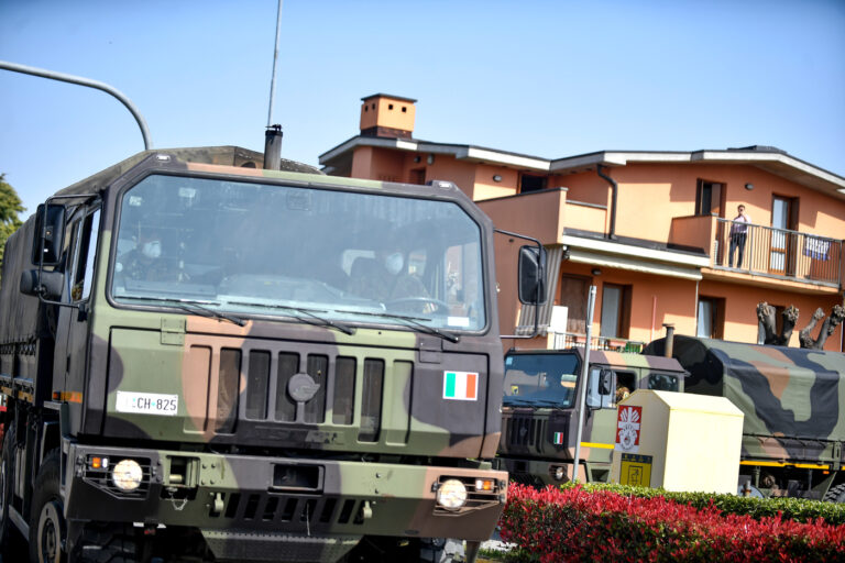 Coronavirus, a Bergamo l'arrivo dei carri funebri al cimitero è non stop