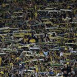 Turchia, maxi rissa in campo tra giocatori Fenerbahce e tifosi Trabzonspor