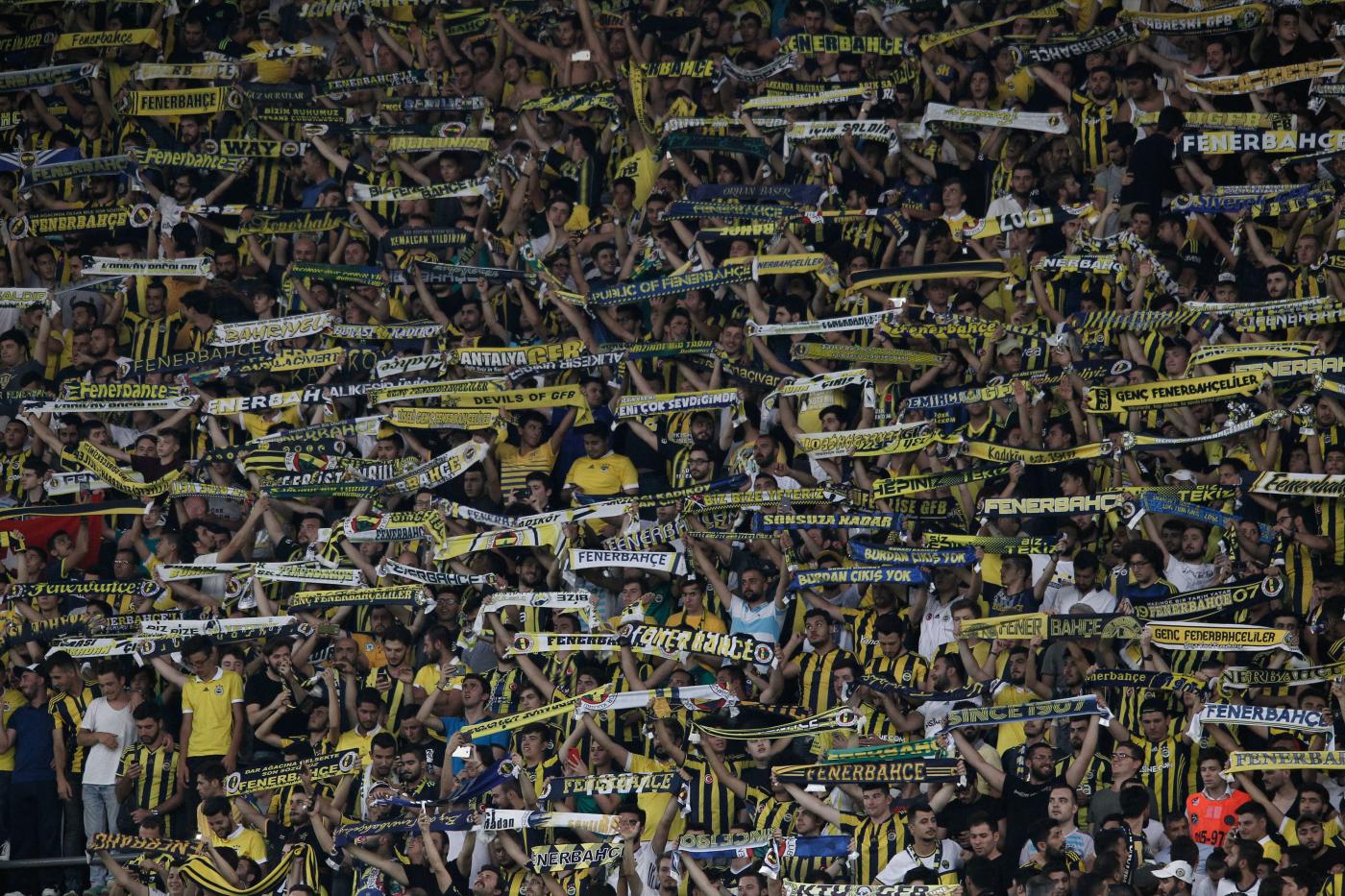 Turchia, maxi rissa in campo tra giocatori Fenerbahce e tifosi Trabzonspor