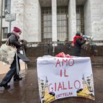 Milano, imbrattarono il dito di Cattelan: chiedono accesso a giustizia riparativa