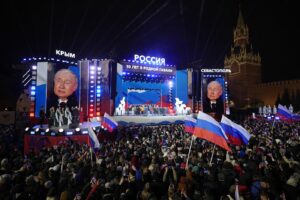 Il presidente russo Vladimir Putin celebra la sua vittoria alle elezioni presidenziali