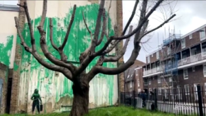Londra, spunta un nuovo murale di Banksy: effetto ottico per l’ambiente