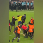 Turchia, botte in campo tra giocatori Fenerbahce e tifosi Trabzonspor