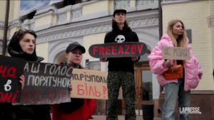 Ucraina, parenti soldati brigate Azov protestano a Kiev e chiedono loro rilascio