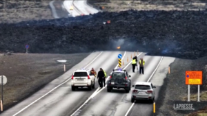 Islanda, eruzione vulcano: la lava invade le strade