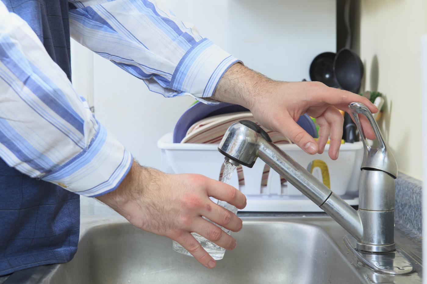 Bollette, spesa media per l’acqua a famiglia di 478 euro nel 2023