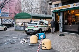 Lo scontro tra una pattuglia della polizia locale in emergenza e un\'auto in Viale Cassala a Milano