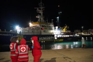 Crotone - Attraccata la Humanity 1 con 77 persone a bordo