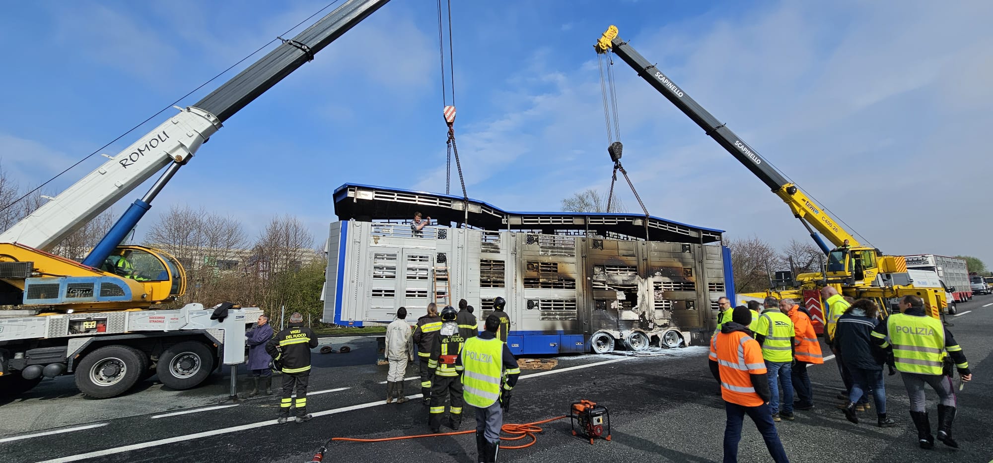 Torino, camion bestiame in fiamme: chiusa per ore A5 all’altezza di Volpiano