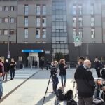 Joe Barone, giornalisti e striscioni fuori dal San Raffaele di Milano