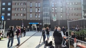 Joe Barone, giornalisti e striscioni fuori dal San Raffaele di Milano