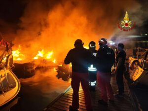 Genova, incendio al porto: barche distrutte