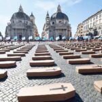 Festa del papà, mille bare in piazza per i morti sul lavoro: installazione shock della Uil