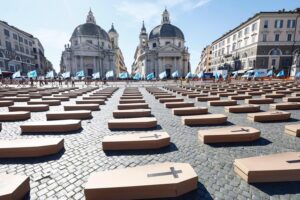 Festa del papà, mille bare in piazza per i morti sul lavoro: installazione shock della Uil