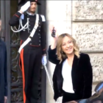 Giorgia Meloni, selfie con studenti in gita davanti al Senato