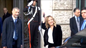 Giorgia Meloni, selfie con studenti in gita davanti al Senato