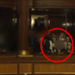Senato, il momento in cui lo studente fa il gesto della pistola verso Meloni