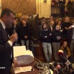 Bari, il sindaco Decaro in lacrime