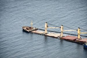 Gibilterra, petroliera rischia di affondare dopo collisione: possibile disastro ambientale
