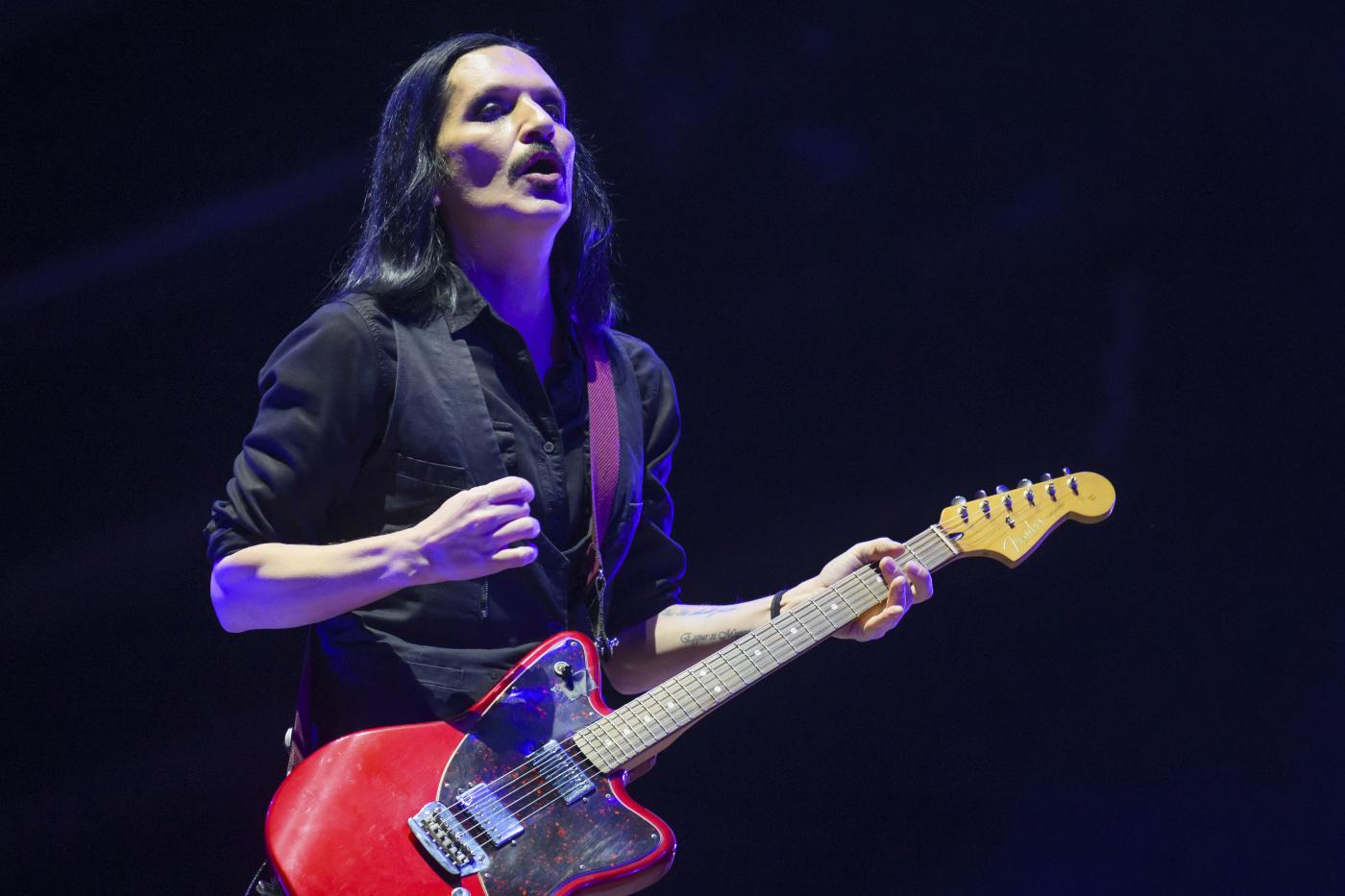 Chiuse indagini per frontman Placebo, diffamò Meloni dal palco: rischia processo