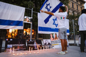 La manifestazione pro Israele organizzata dalla comunità ebraica in Piazza Castello a Milano