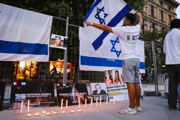 La manifestazione pro Israele organizzata dalla comunità ebraica in Piazza Castello a Milano