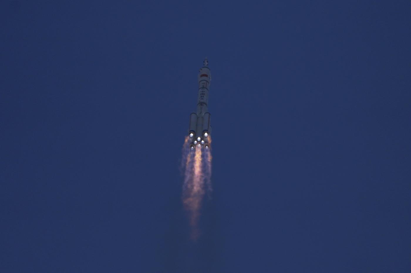 Cina, Pechino lancia nuovo satellite per comunicazioni Terra-Luna