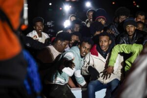 Migranti soccorsi al largo del Mar Mediterraneo tra Italia e Libia