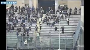Padova, invasione campo durante match con Catania all’Euganeo: l’intervento della polizia
